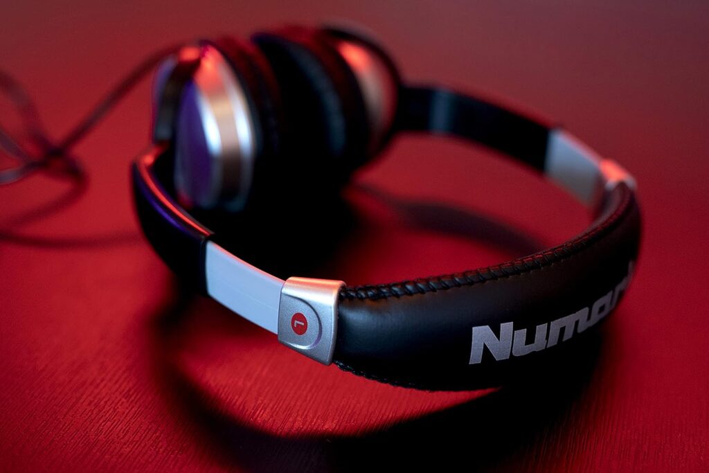 Numark HF125 | Ultra-Portable Professional DJ Headphones With 6ft Cable, 40mm Drivers for Extended Response  Closed Back Design for Superior Isolation, Silver, Оne Расk